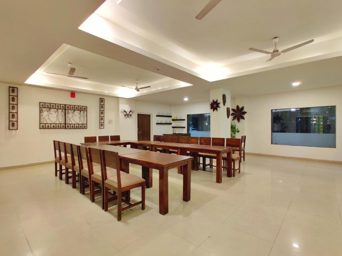 Golden Chariot Hotel Daman Buitenkant foto