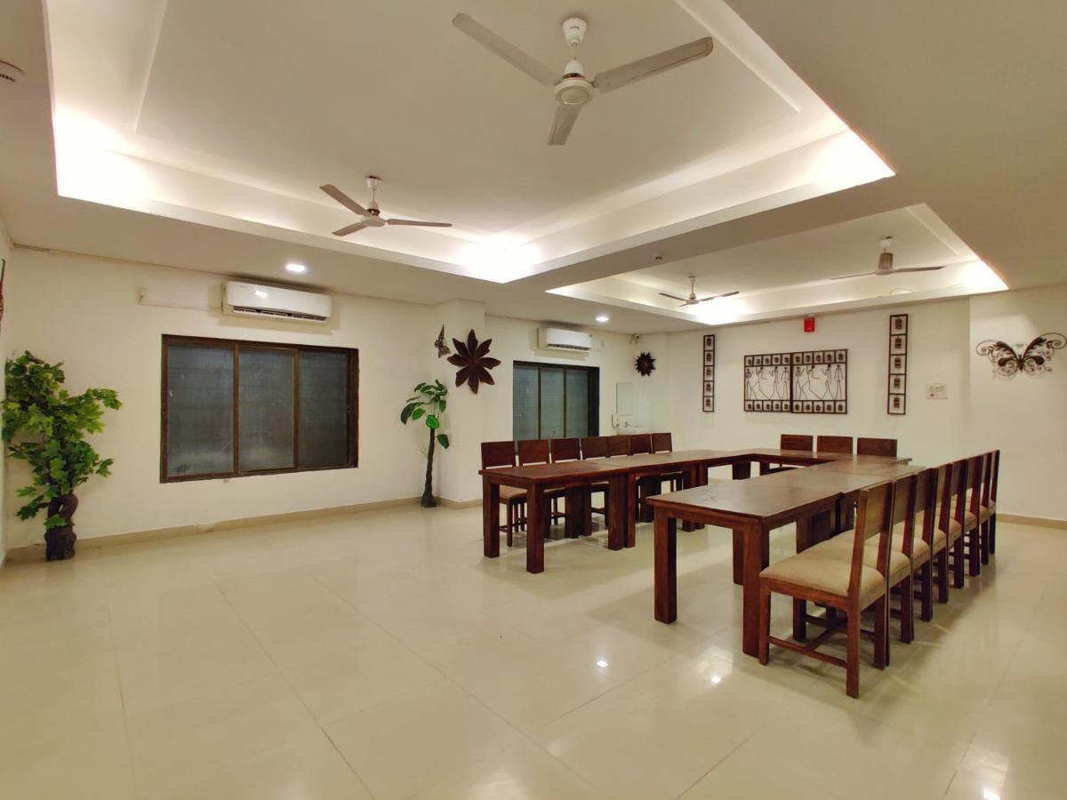 Golden Chariot Hotel Daman Buitenkant foto