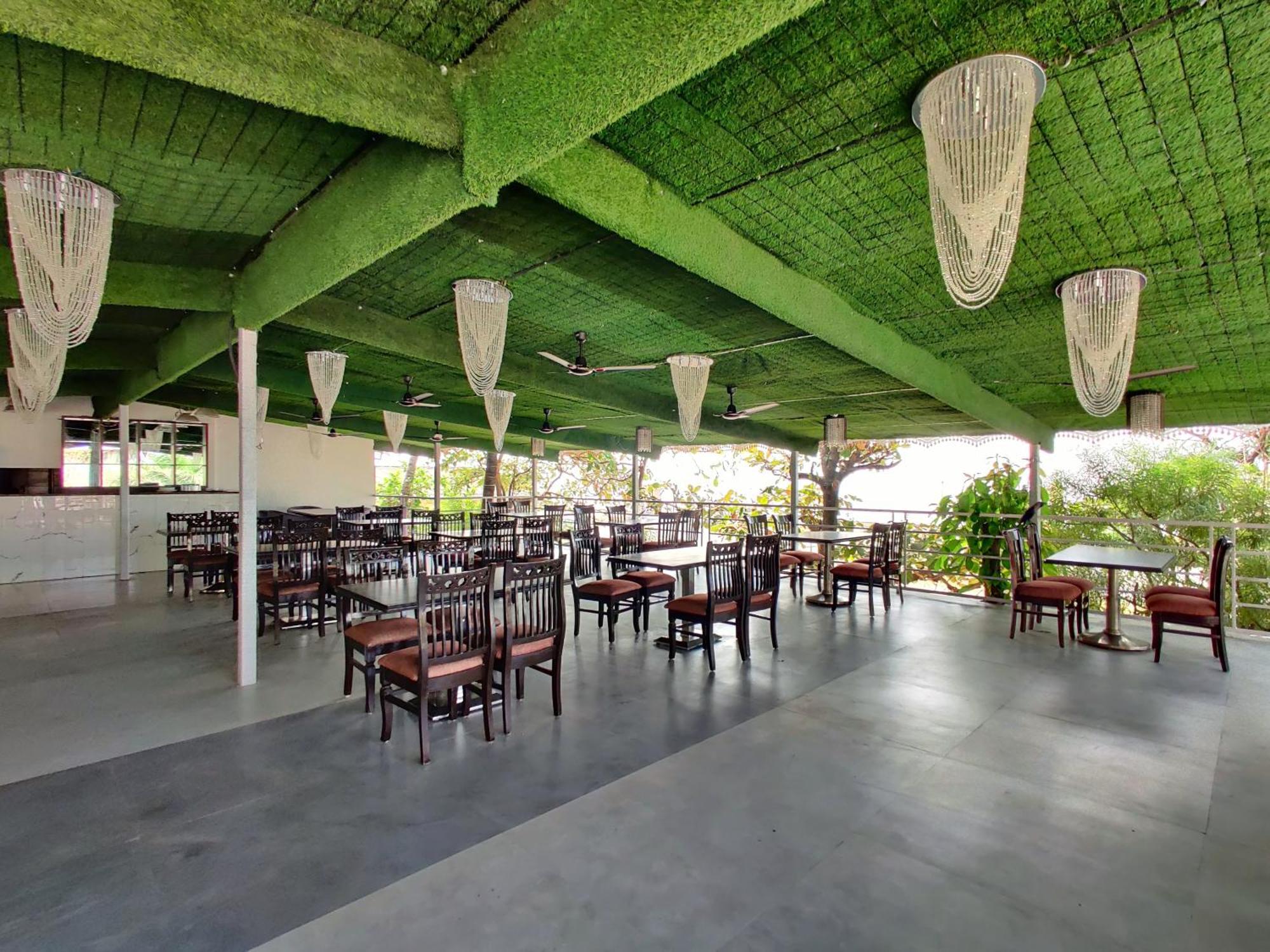 Golden Chariot Hotel Daman Buitenkant foto