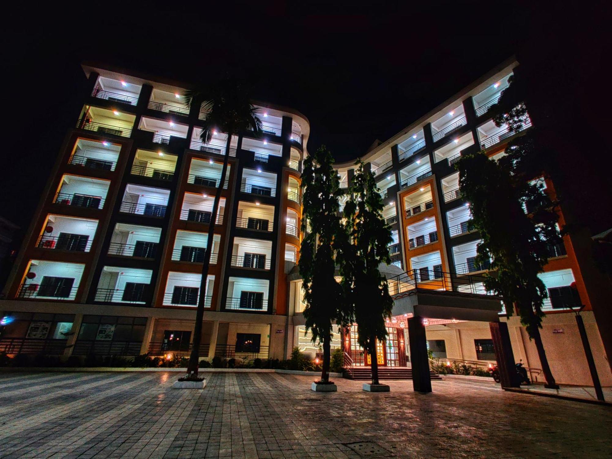Golden Chariot Hotel Daman Buitenkant foto