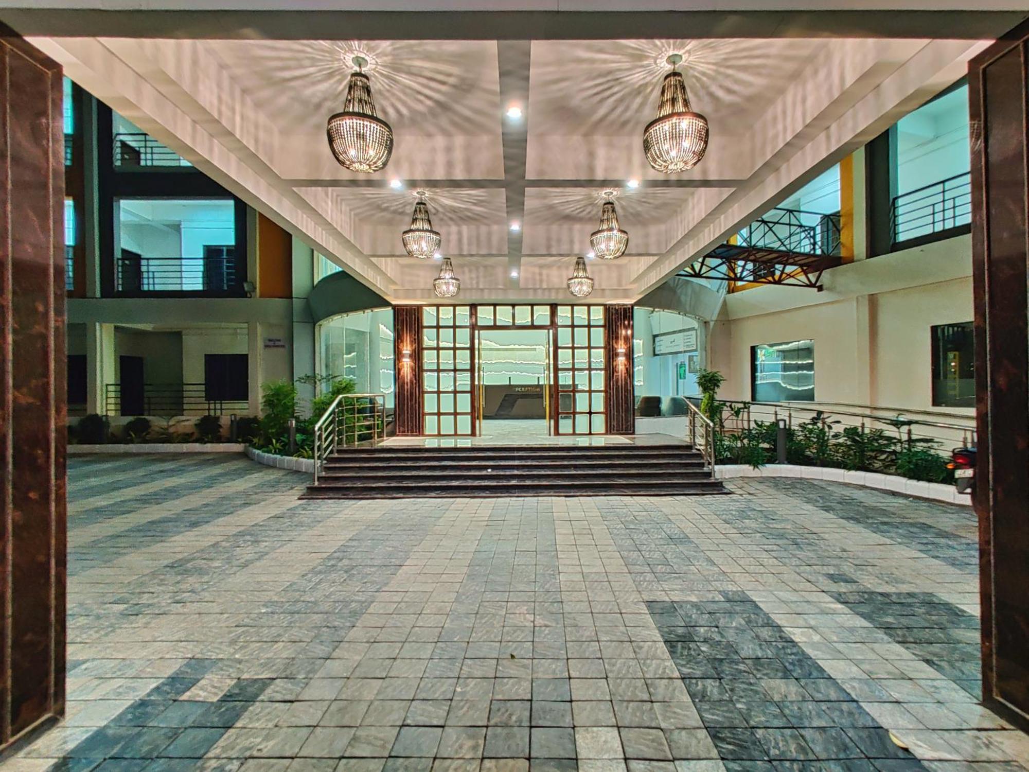 Golden Chariot Hotel Daman Buitenkant foto