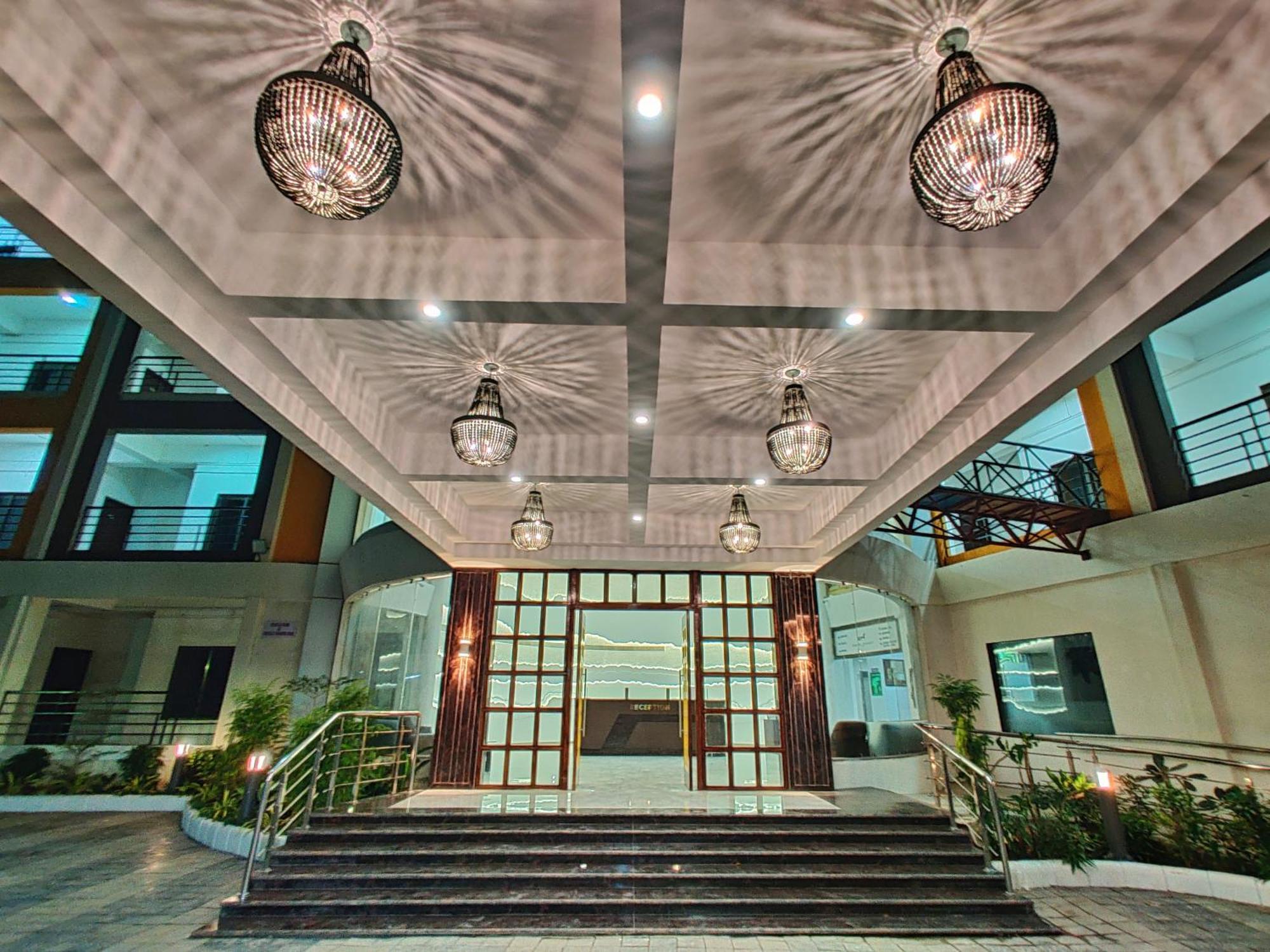 Golden Chariot Hotel Daman Buitenkant foto